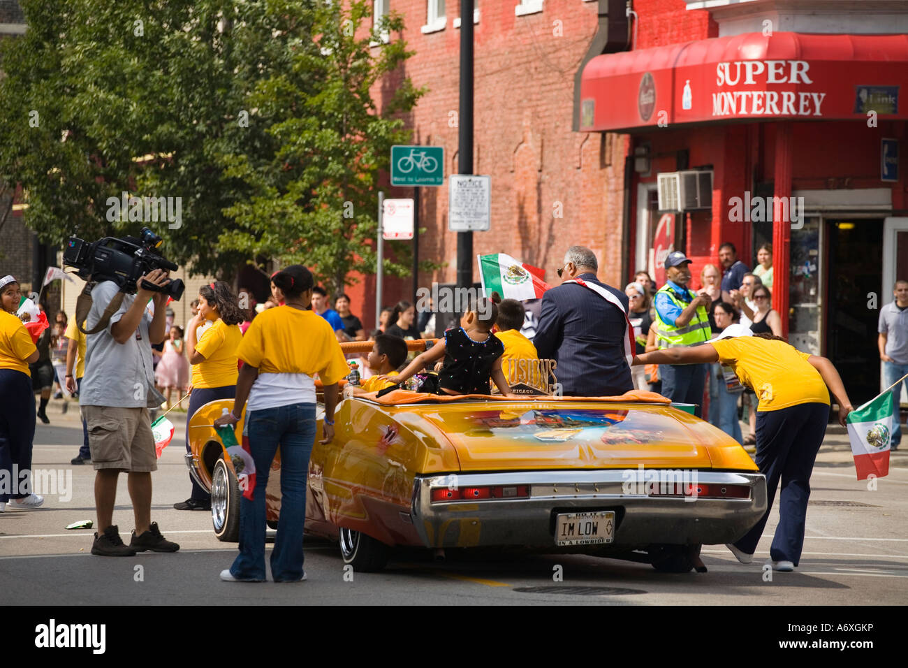 ILLINOIS-Chicago-Kameramann Filmleute Reiten in gelben Cabrio mexikanischen Independence Day Parade in Pilsen Stockfoto