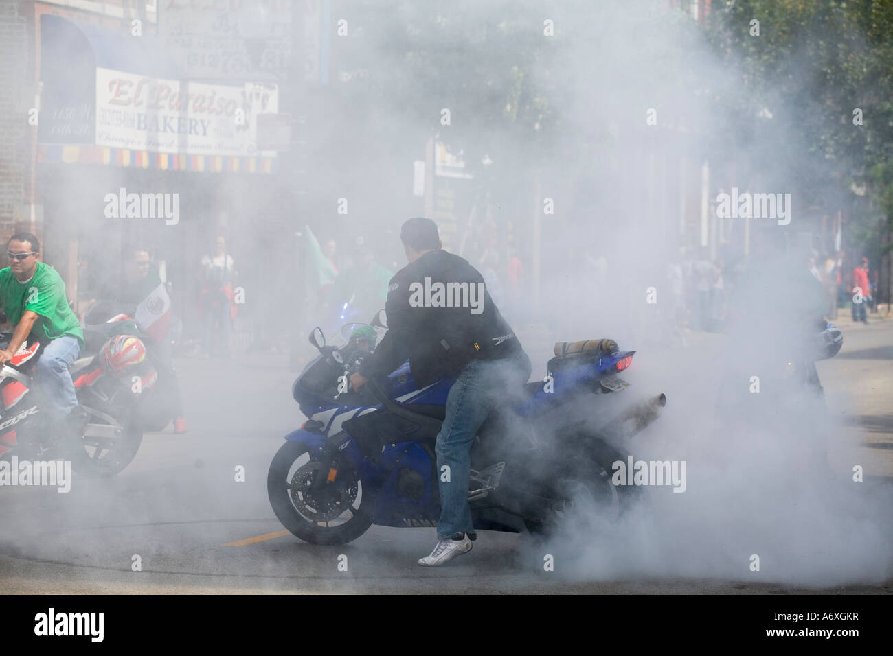 ILLINOIS-Chicago-Wolken von Rauch Motorradfahrer in mexikanischen Independence Day Parade in Pilsen Nachbarschaft Stockfoto