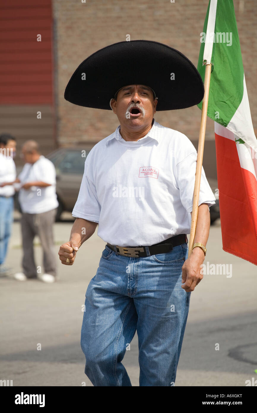 ILLINOIS-Chicago-Mann Carry Flag März im mexikanischen Independence Day Parade in Pilsen Nachbarschaft Stockfoto