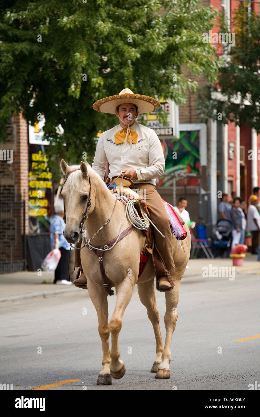 ILLINOIS-Chicago-Mann gekleidet in traditionellen Cowyboy Kostüm Fahrt Pferd im mexikanischen Unabhängigkeitstag Parade Pilsen Stockfoto