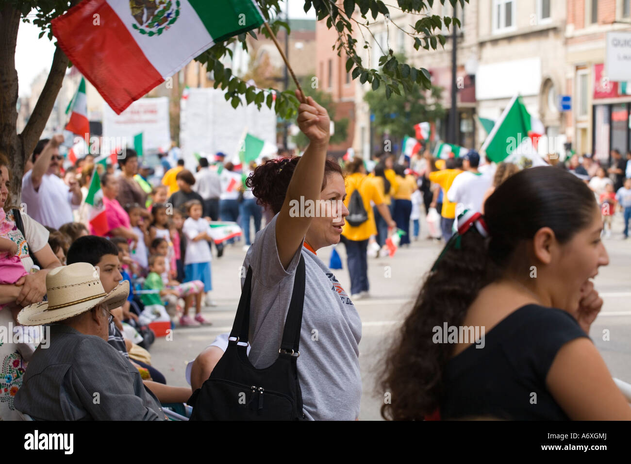 ILLINOIS-Chicago-Frau ansehen mexikanischen Unabhängigkeitstag Parade Welle Flagge Pilsen Nachbarschaft Stockfoto