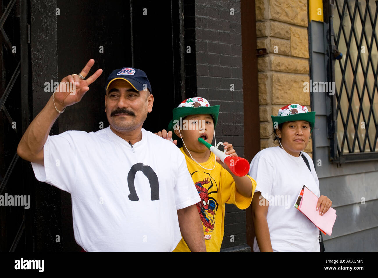 ILLINOIS-Chicago-drei Personen zusammenstehen, Tag der mexikanischen Independence Day Parade in Pilsen Nachbarschaft Stockfoto