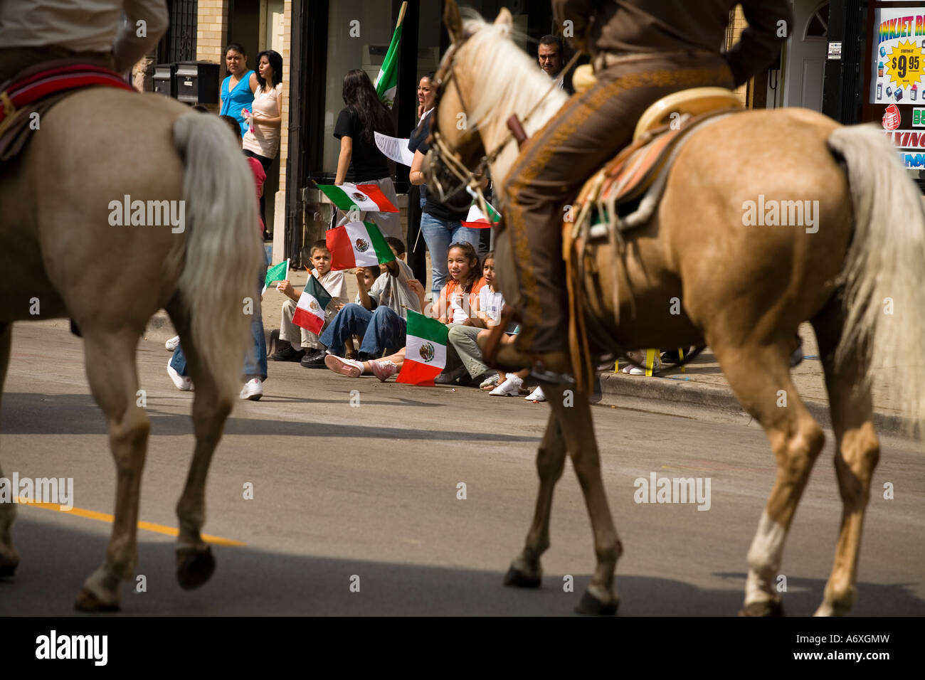 ILLINOIS-Chicago-Kinder sehen Sie mexikanische Independence Day Parade in Pilsen Nachbarschaft Pferde vorbeigehen Stockfoto