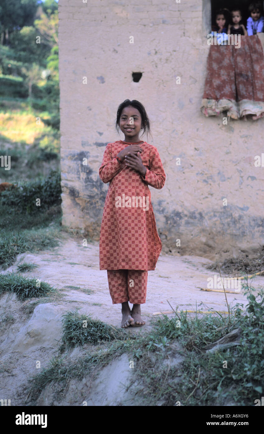 Barfuß nepalesische Mädchen und Kinder beobachten hinter ihr im Kathmandu-Tal Nepal Stockfoto