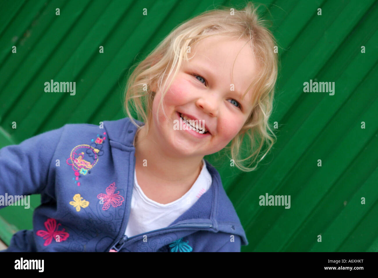 fröhliches junges Mädchen Stockfoto