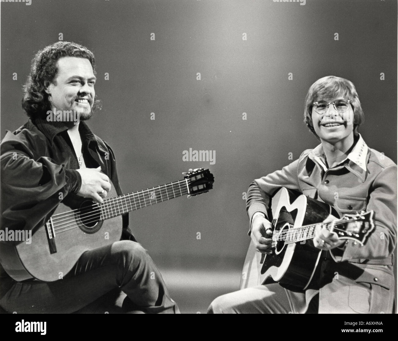 Auf der rechten Seite mit dem Unidentifid-Gitarristen JOHN DENVER uns Country-Musiker Stockfoto