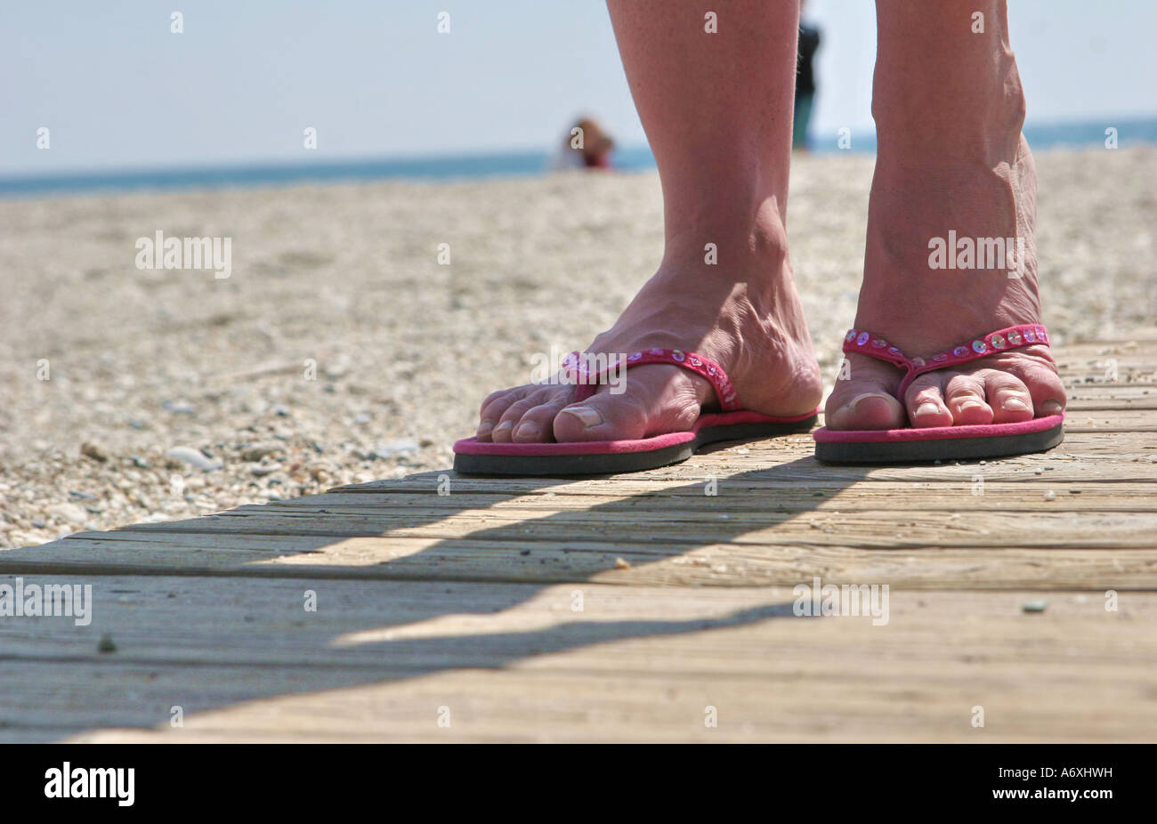 Frau steht auf heiße Promenade Stockfoto