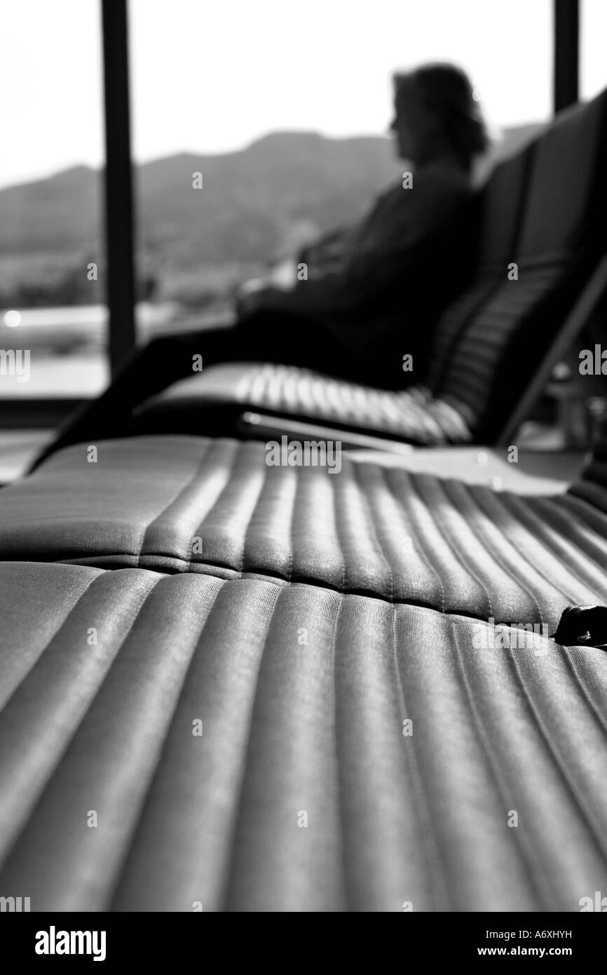 Frau wartet am Flughafen-lounge Stockfoto