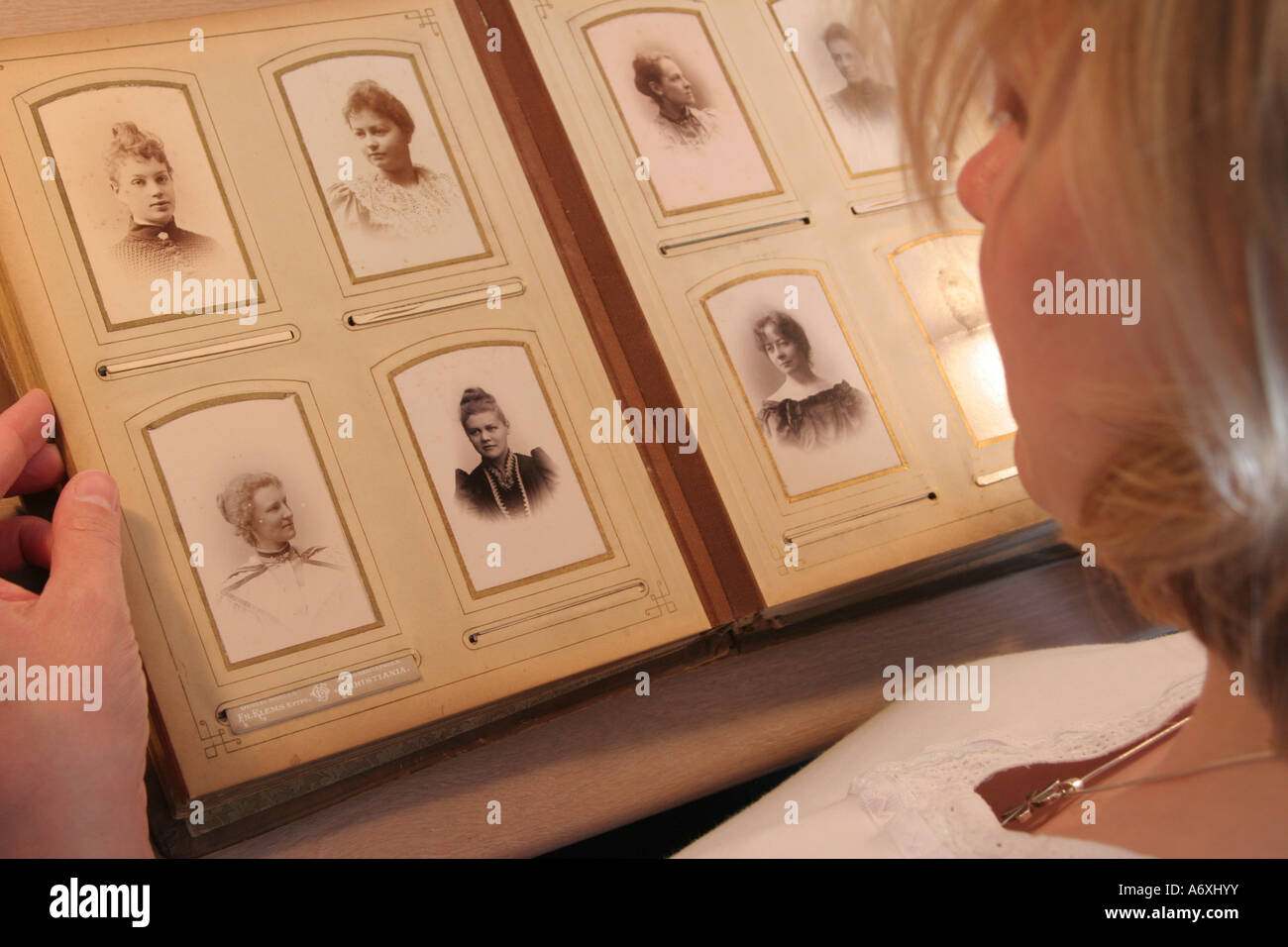 Frau betrachten alte Familienalbum Stockfoto