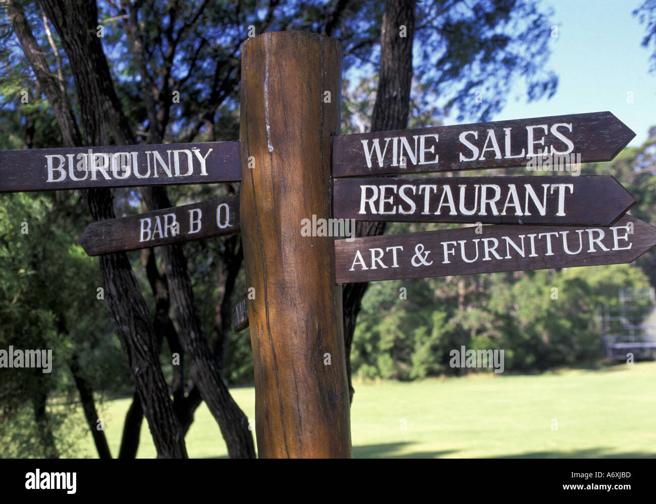 Western Australia, Margaret River, Leeuwin Estate Winery, Wegweiser Stockfotografie Alamy Western Australia, Margaret River, Leeuwin Estate Winery, Wegweiser Stockfotografie Alamy