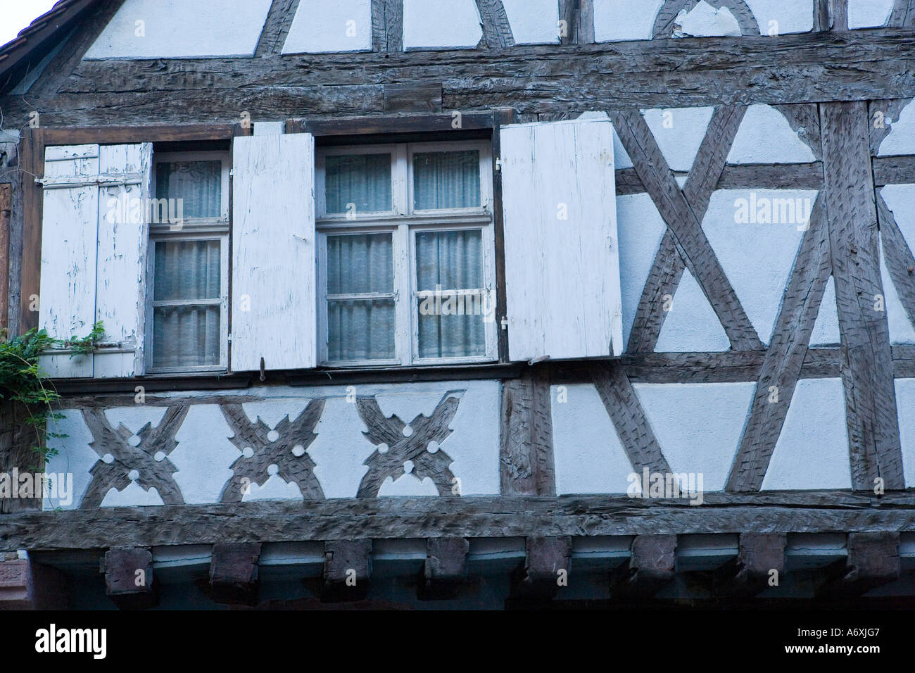 Nahaufnahme des mittelalterlichen Gebäudes Riquewihr Elsass Frankreich Stockfoto