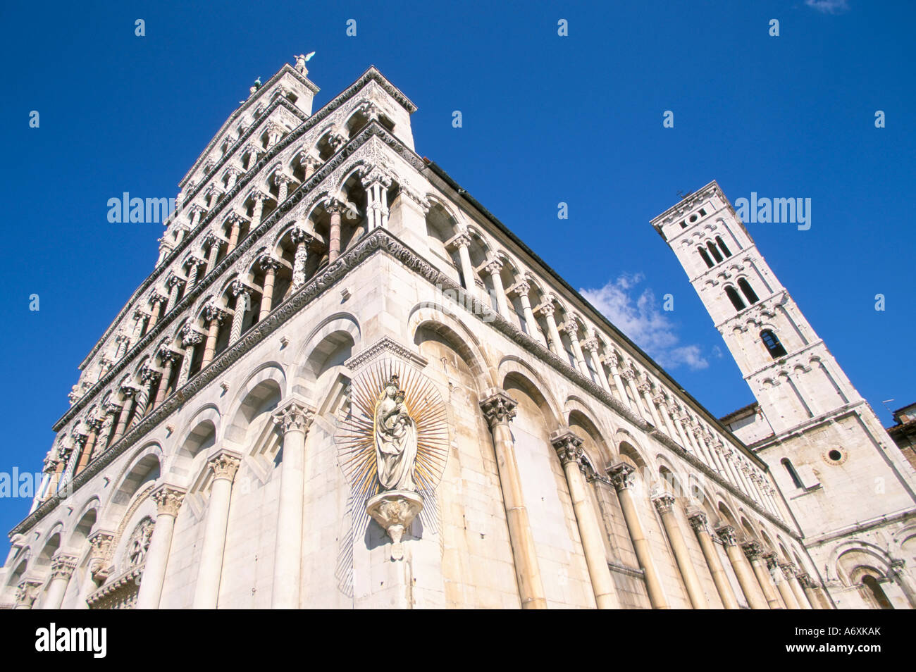 Niedrigen Winkel Blick auf San Michele in Foro Madonna Lucca Toskana Italien Europa Stockfoto