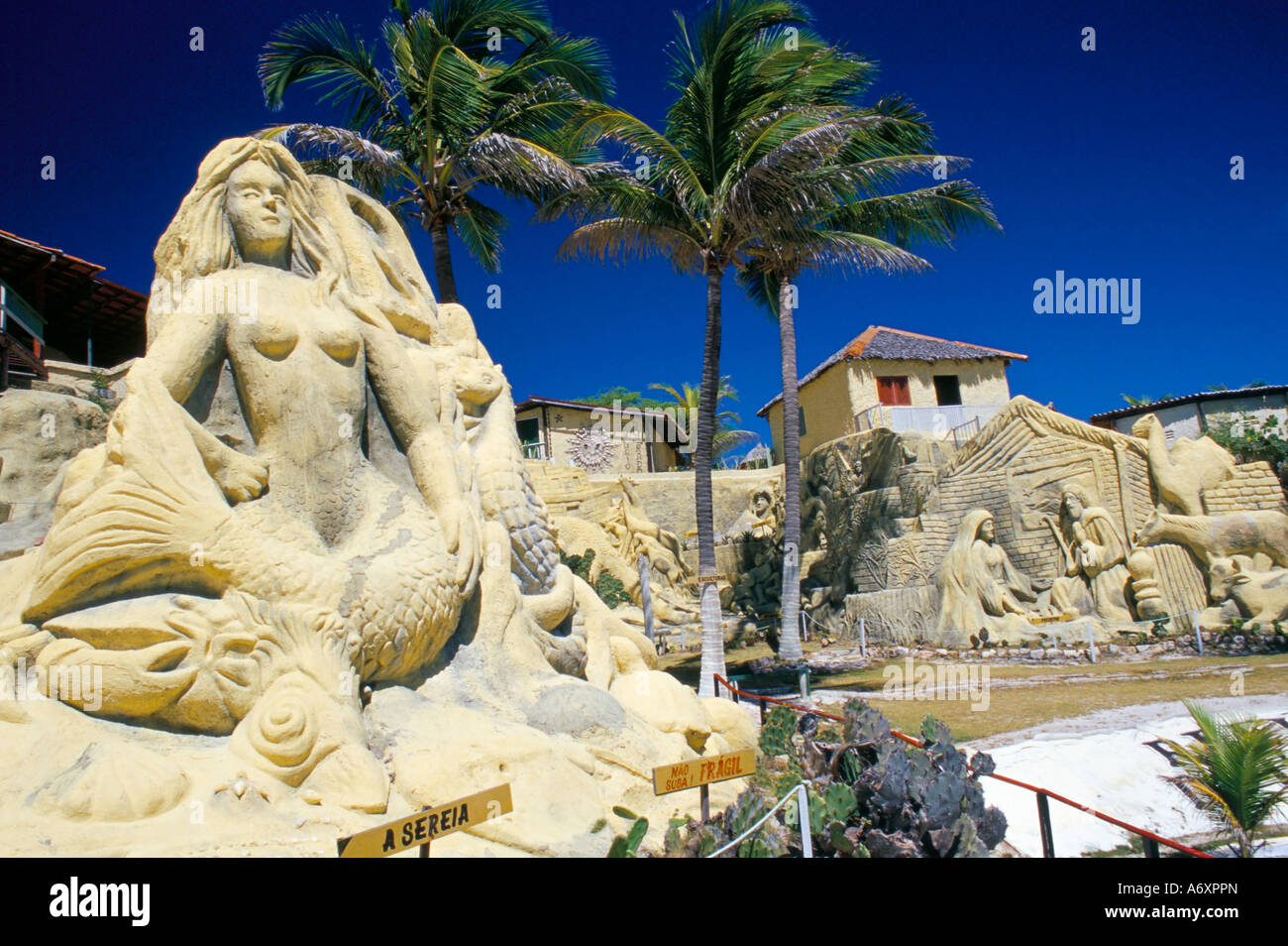 Riesige Sandskulpturen eine Meerjungfrau und Bungalows an der Küste von Ceara in der Nähe von Canoa Quedrada Ceara Brasilien Südamerika Stockfoto