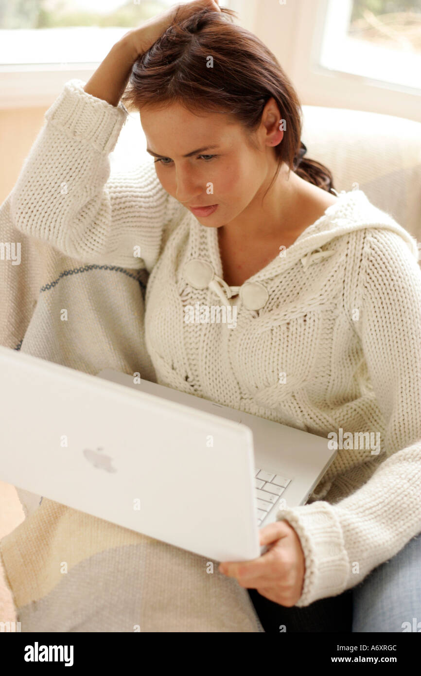 Frau, die Finanzen online Stockfoto