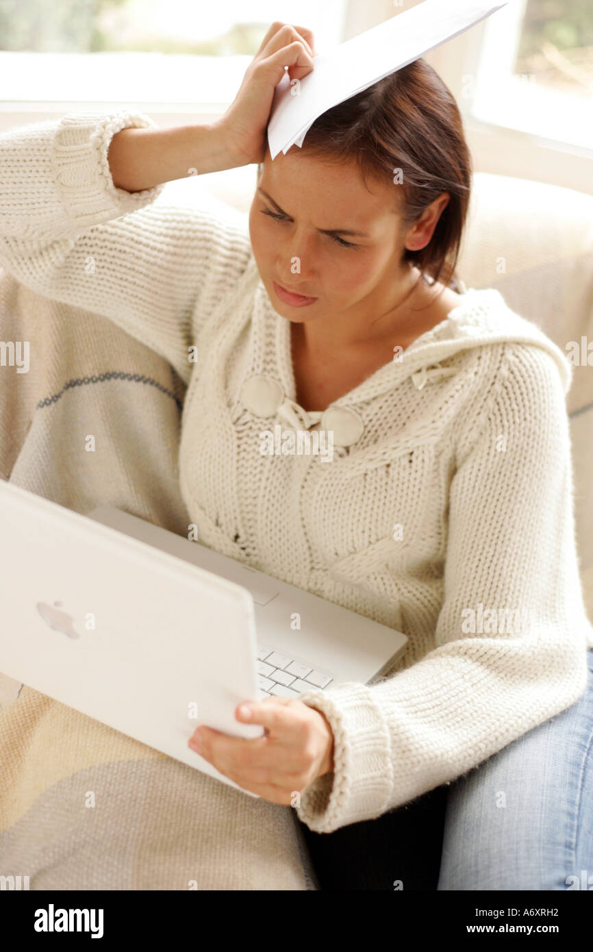 Frau, die Finanzen online Stockfoto
