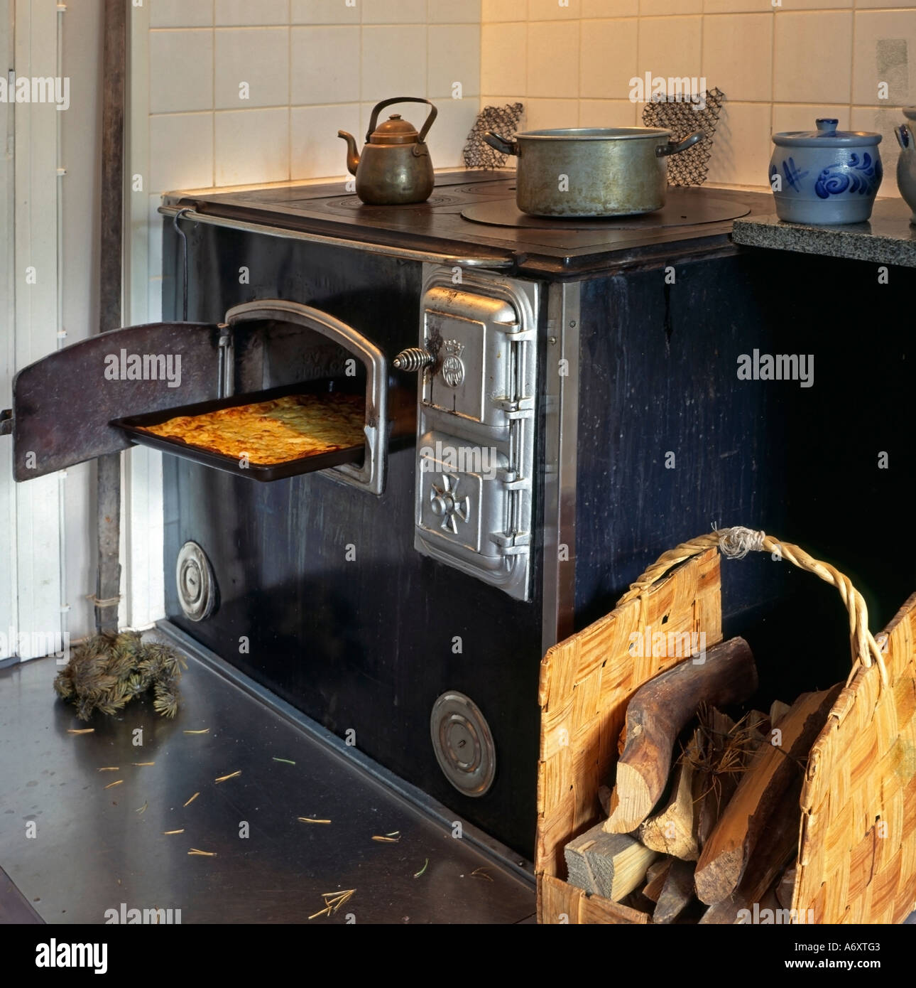PR alten Küchenherd aus Finnland mit einem Backblech in Holz gebrannt Ofen  Stockfotografie - Alamy