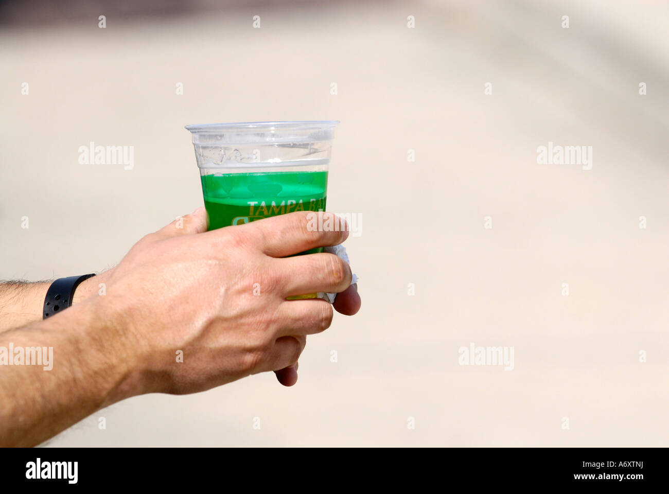 Eine Tasse Bier in Händen der Zuschauer bei einer Sportveranstaltung Stockfoto
