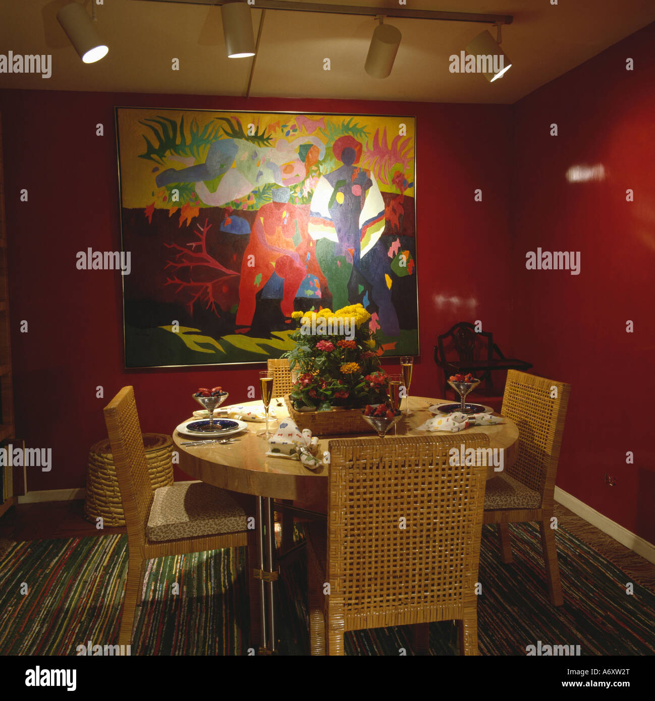 Korbsessel Rote Achtziger Jahre Esszimmer Mit Abstrakter Malerei An Wand Stockfotografie Alamy