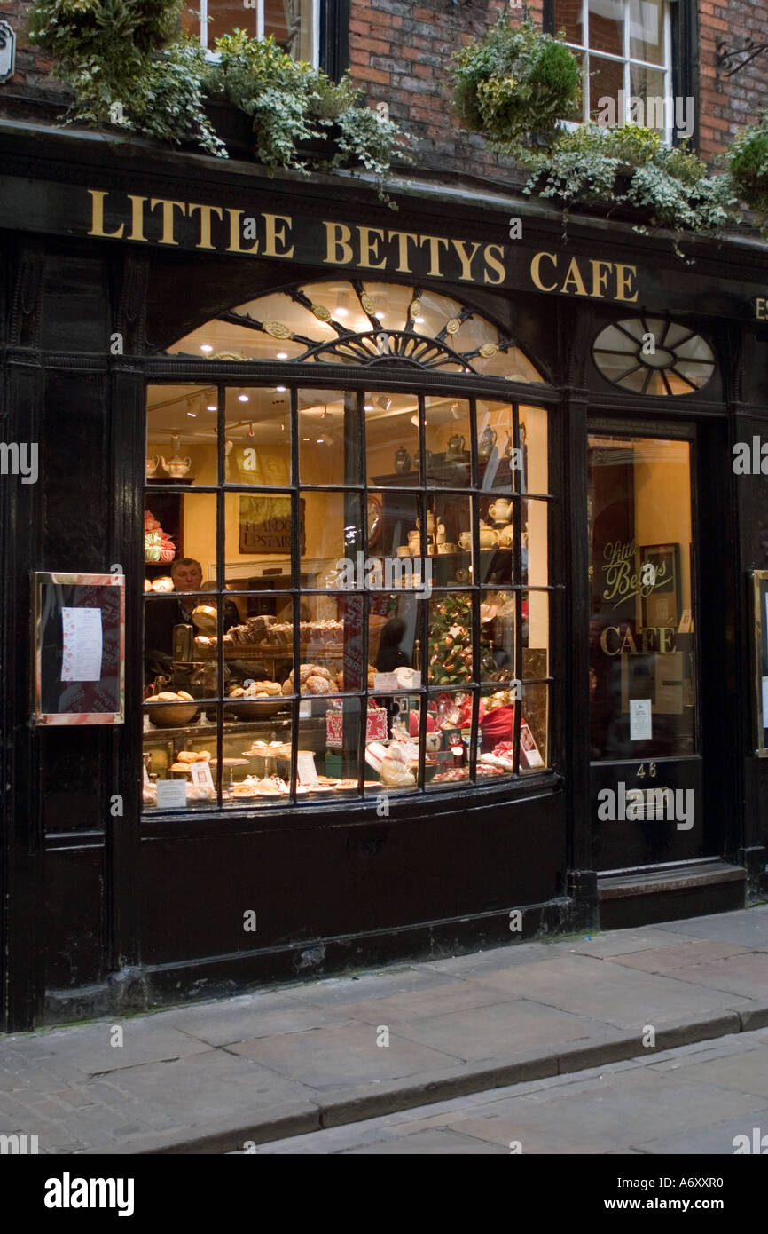 Kleines Betty s Cafe in Stonegate York North Yorkshire mit traditionellen historischen Fenster Stockfoto