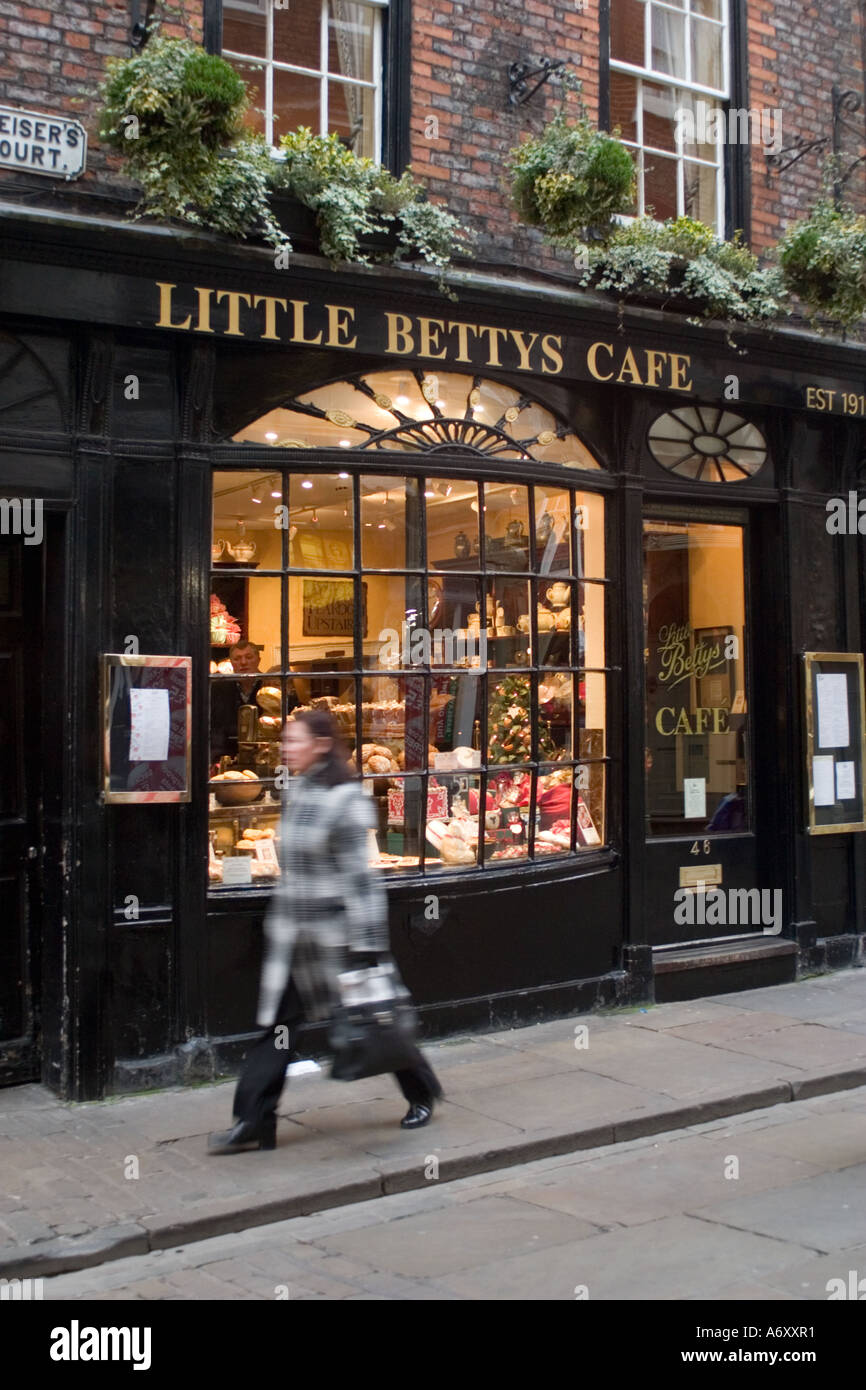 Kleines Betty s Cafe in Stonegate York North Yorkshire mit traditionellen historischen Fenster Stockfoto
