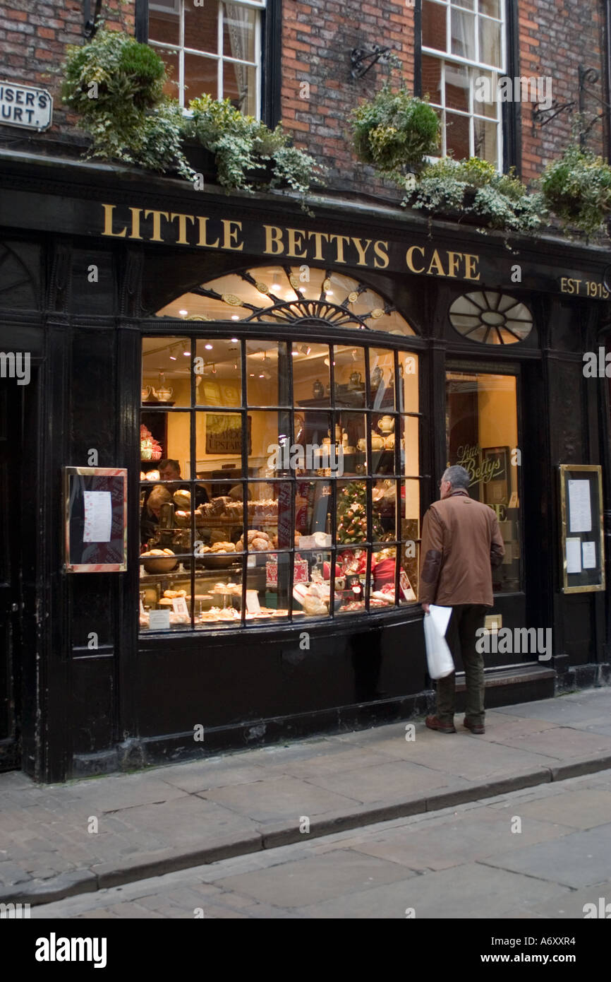 Kleines Betty s Cafe in Stonegate York North Yorkshire mit traditionellen historischen Fenster Stockfoto