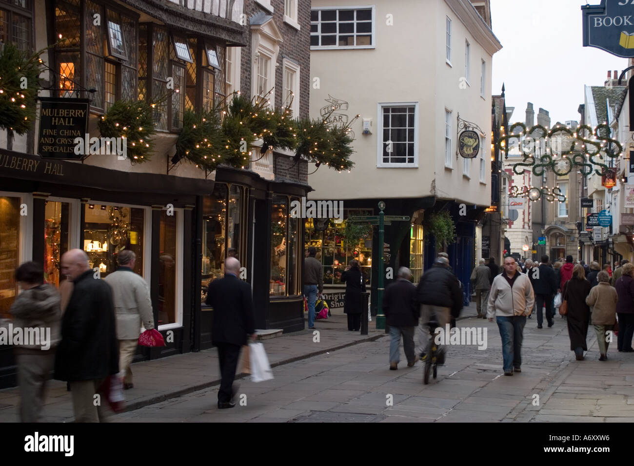 Blick entlang der Stonegate York North Yorkshire mit Menschen Weihnachts-shopping Stockfoto