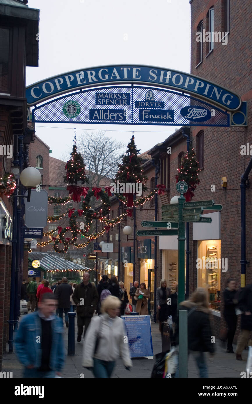 Eingang zum Coppergate Zentrum Einkaufszone in York North Yorkshire mit Menschen Weihnachts-shopping Stockfoto