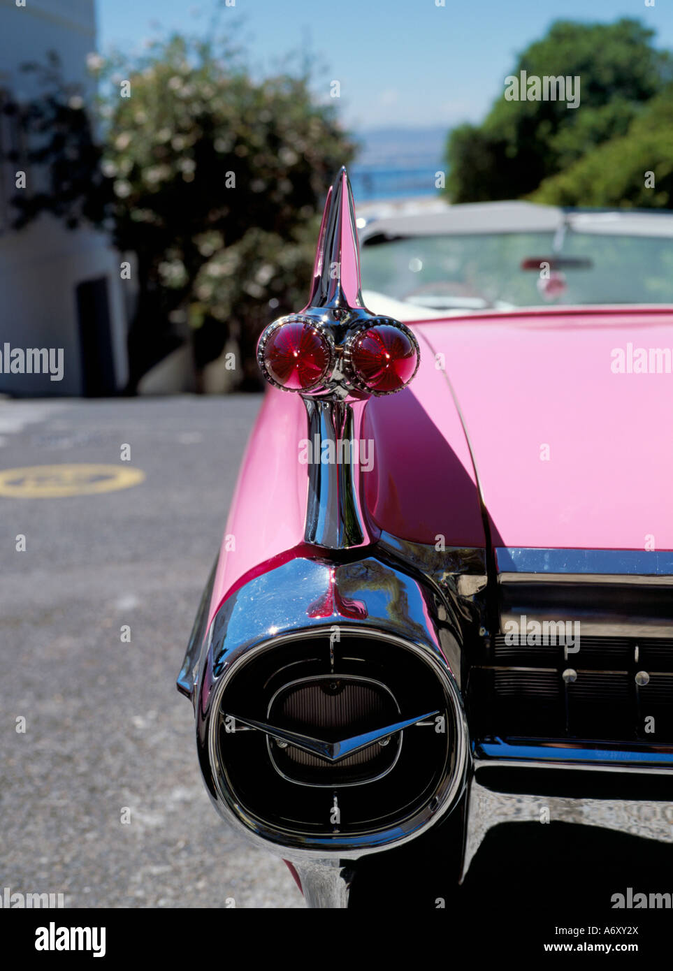 Nahaufnahme der Fin und Lichter auf einem rosa Cadillac Auto Stockfoto