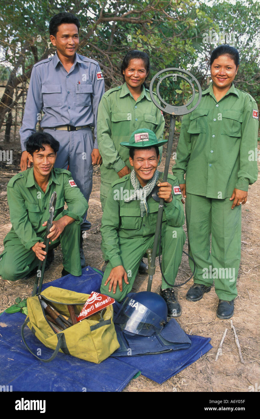 Kambodscha MAG Landgrube Umzugs-Team beschäftigt Opfer von Landminen Stockfoto