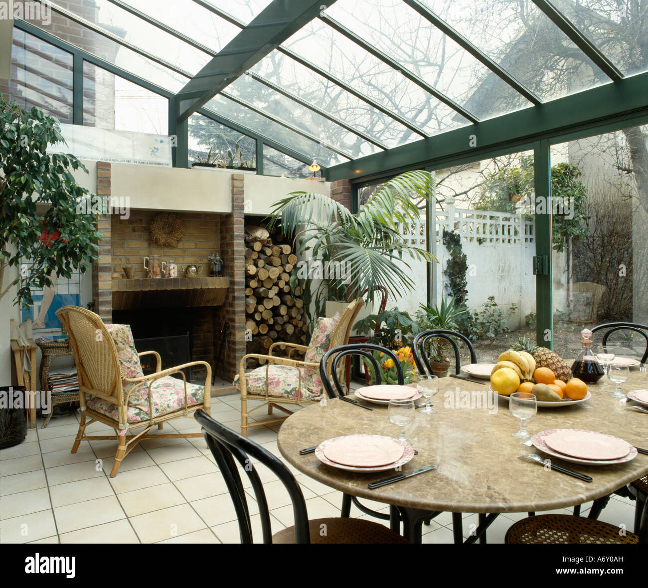 Esstisch und Kamin im Glas-Wintergarten-Erweiterung Stockfotografie - Alamy