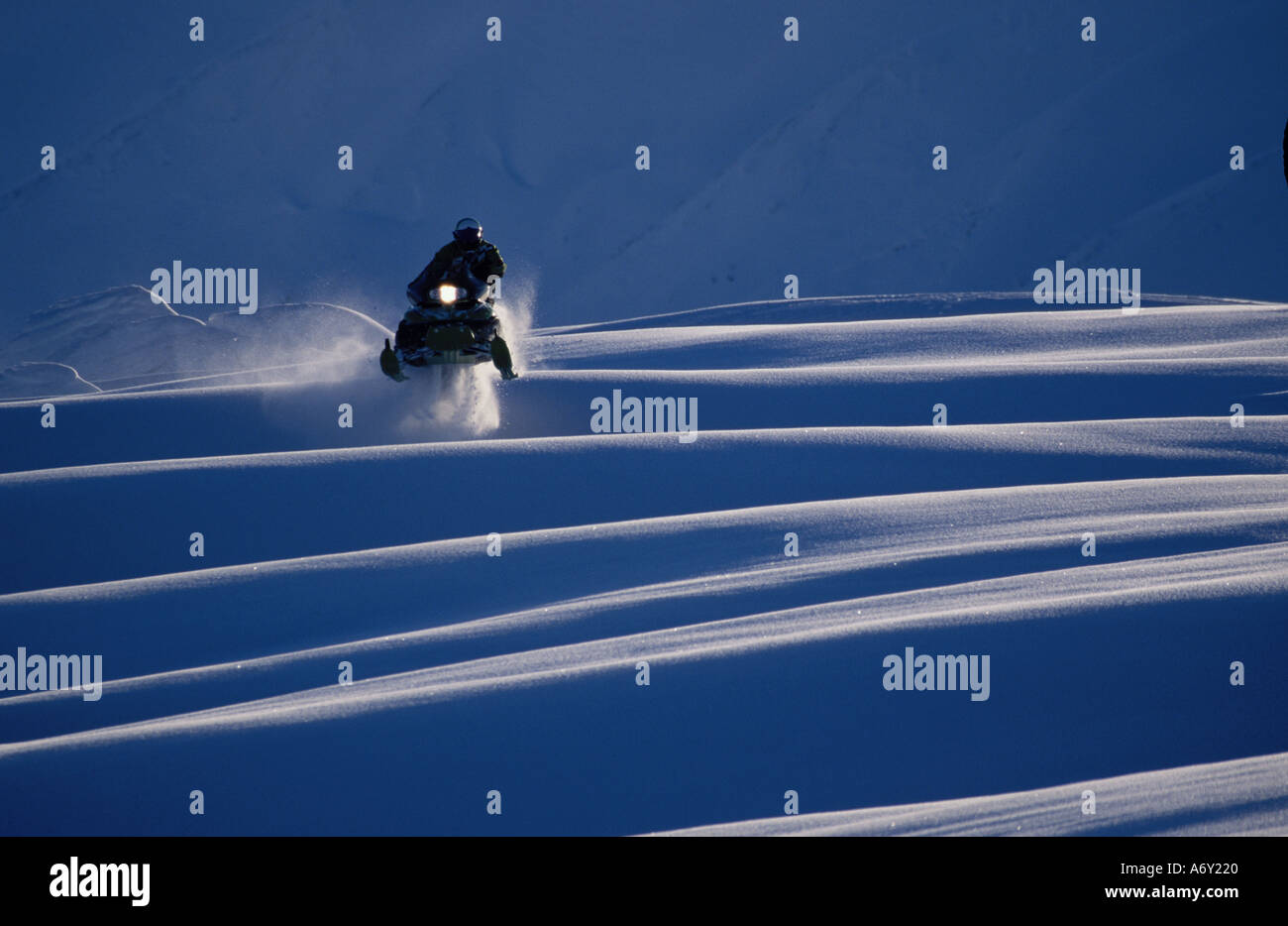Mann auf Schneemaschine am Turnagain Pass KP Alaska Stockfoto