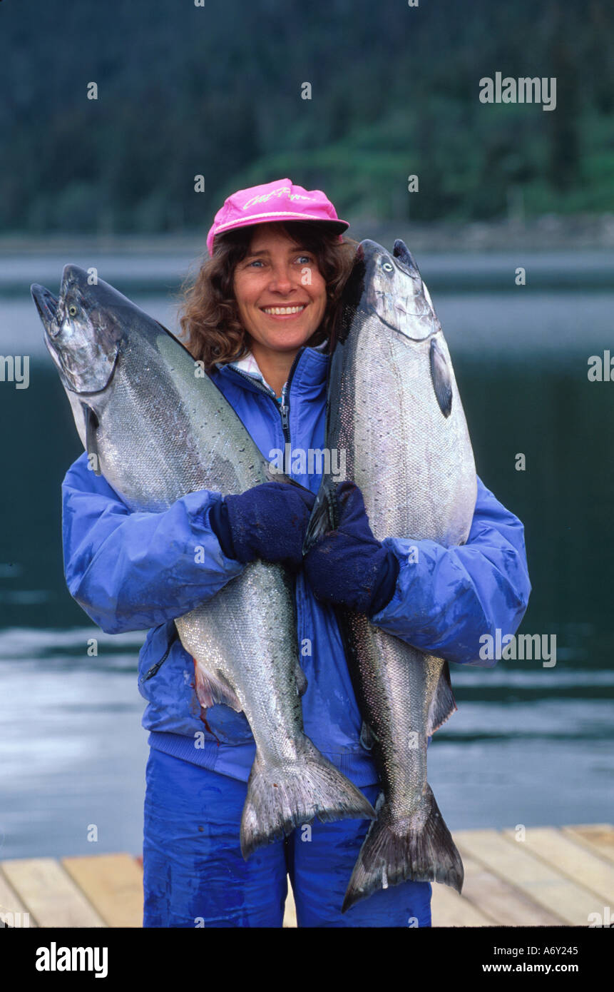 Frau hält King Salmon Juneau Southeast Alaska Sportfischen frisch gefangen Sommer Stockfoto