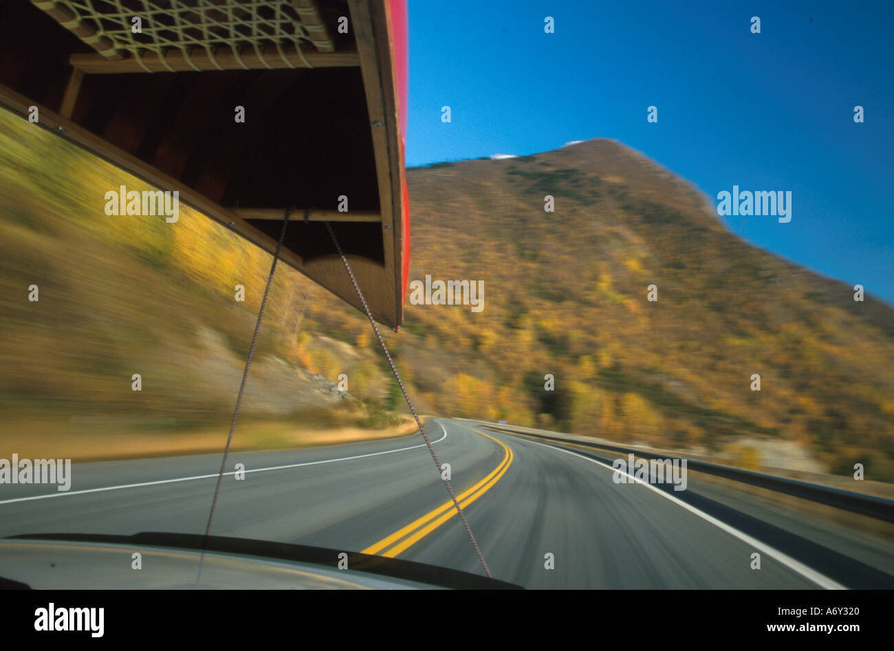 Auto fährt auf Autobahn w Kanu Turnagain Arm SC AK Herbst Treiber Perspektive Stockfoto