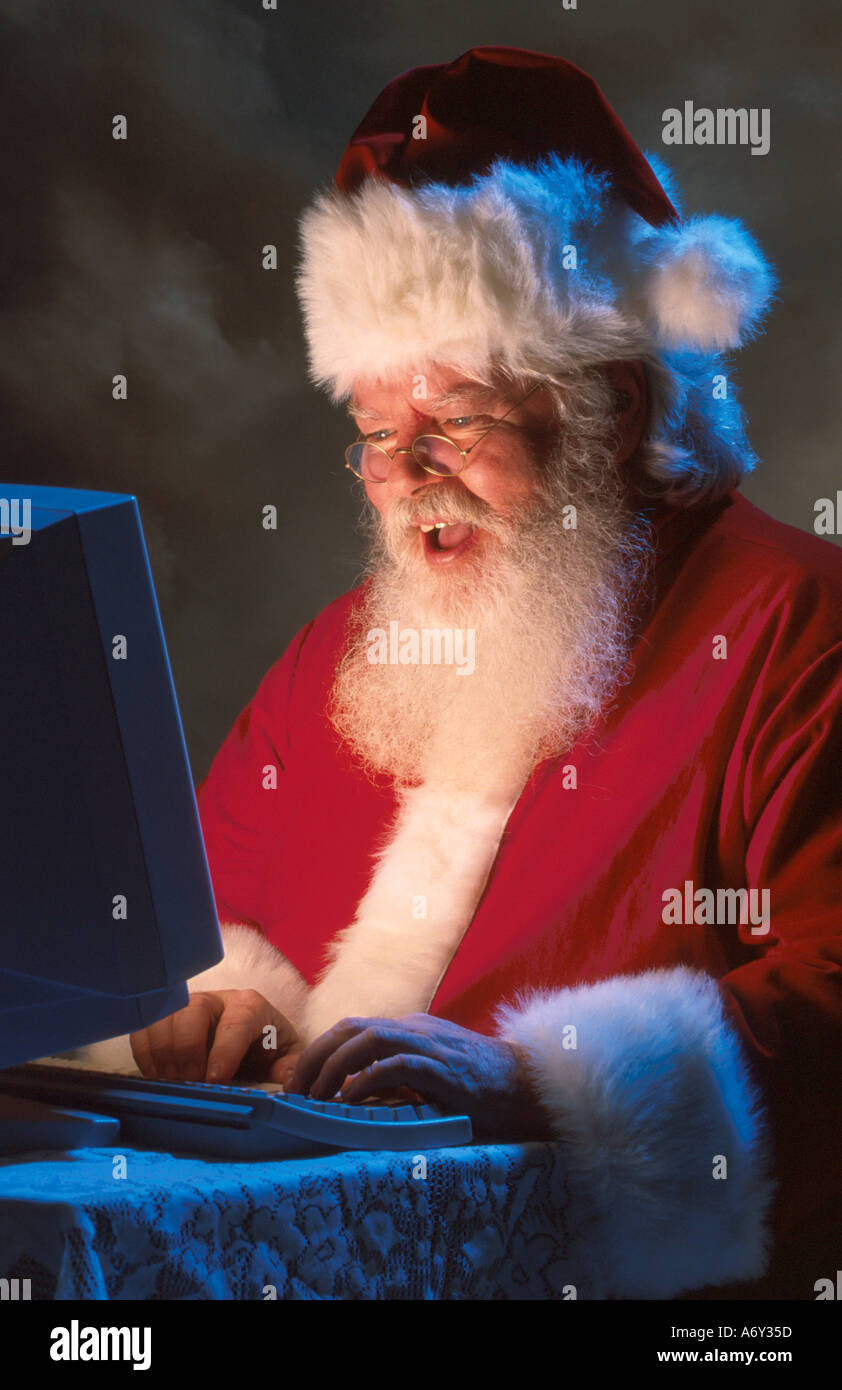 Porträt von Santa Claus am Computer sitzen Stockfoto