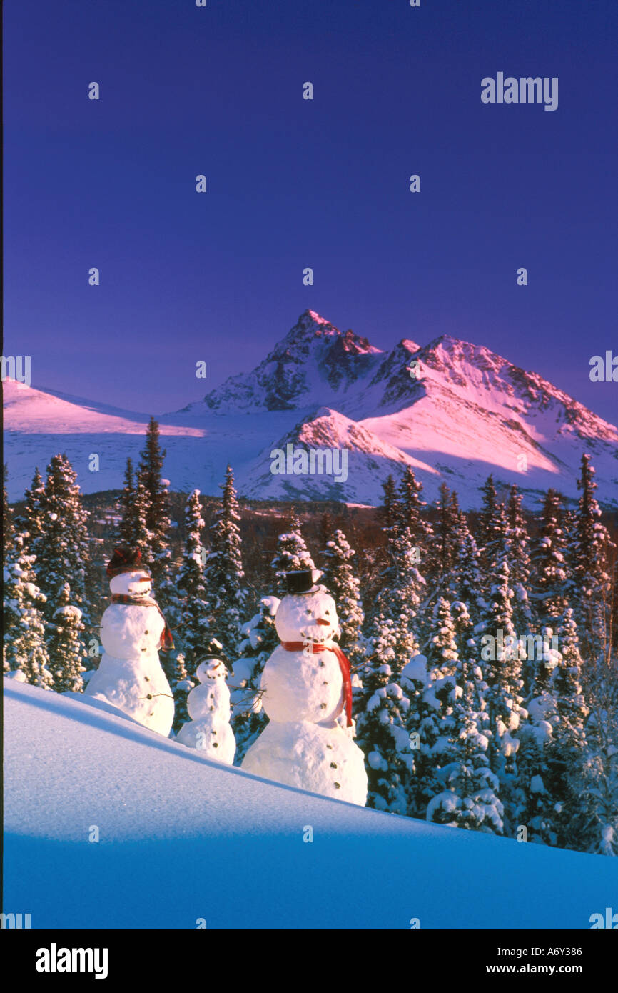 Schneemann-Familie am Hang Chugach SP SC AK Winter Chugach Mts Stockfoto