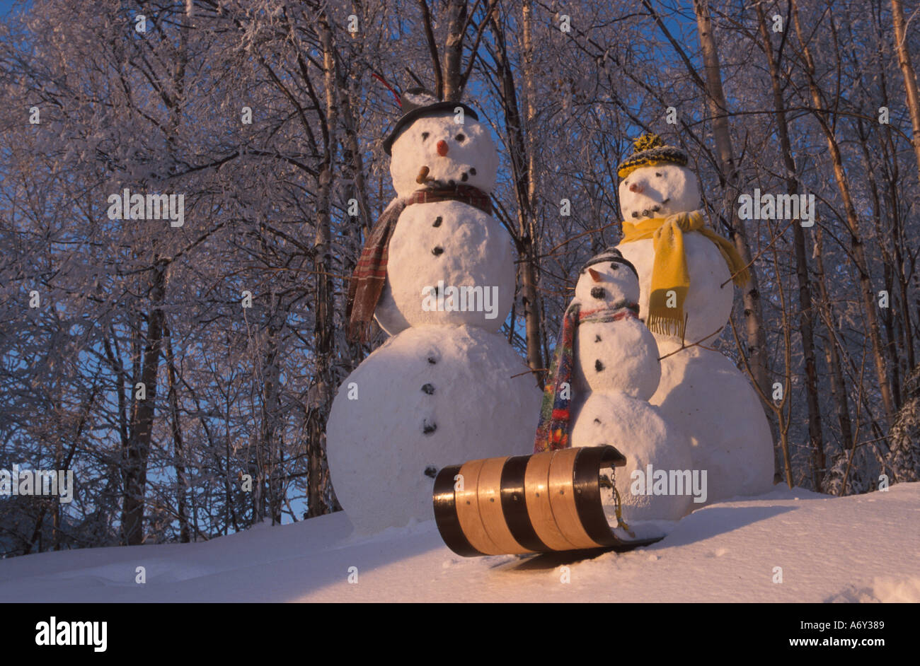 Schneemann Familie Rodelbahn am Hang Winter Anchorage AK Stockfoto