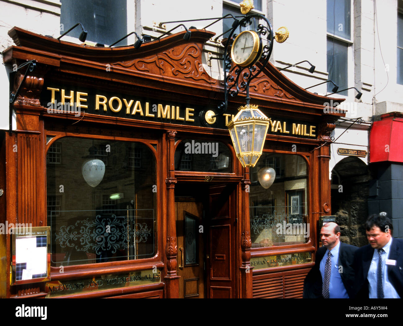 Cafe Bar Pub The Royal Mile Edinburgh-Hauptstadt von Schottland seit 1437 und ist der Sitz von Parlament des Landes Stockfoto