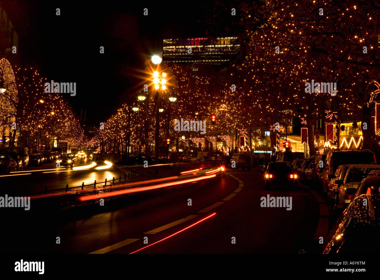 Baumreihen mit Weihnachtsbeleuchtung entlang Kurfürstendamm Berlin Deutschland Stockfoto