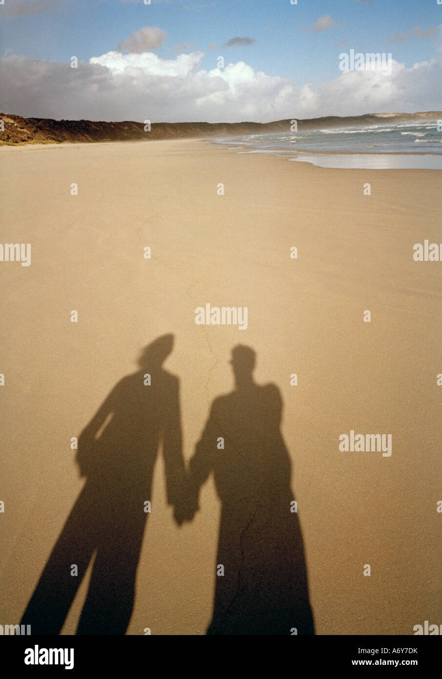 Paar halten die Hände an einem Strand Stockfoto
