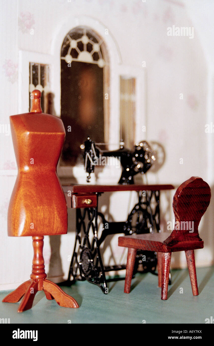 Miniatur-Schneiderin-s-Modell und Nähmaschine in einem Puppenhaus s Stockfoto