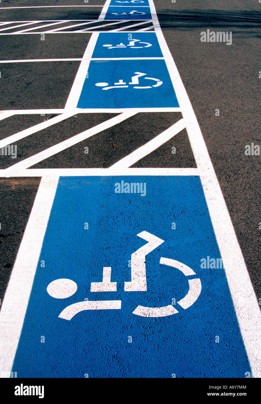 Parkplätze für behinderte Autofahrer Stockfoto