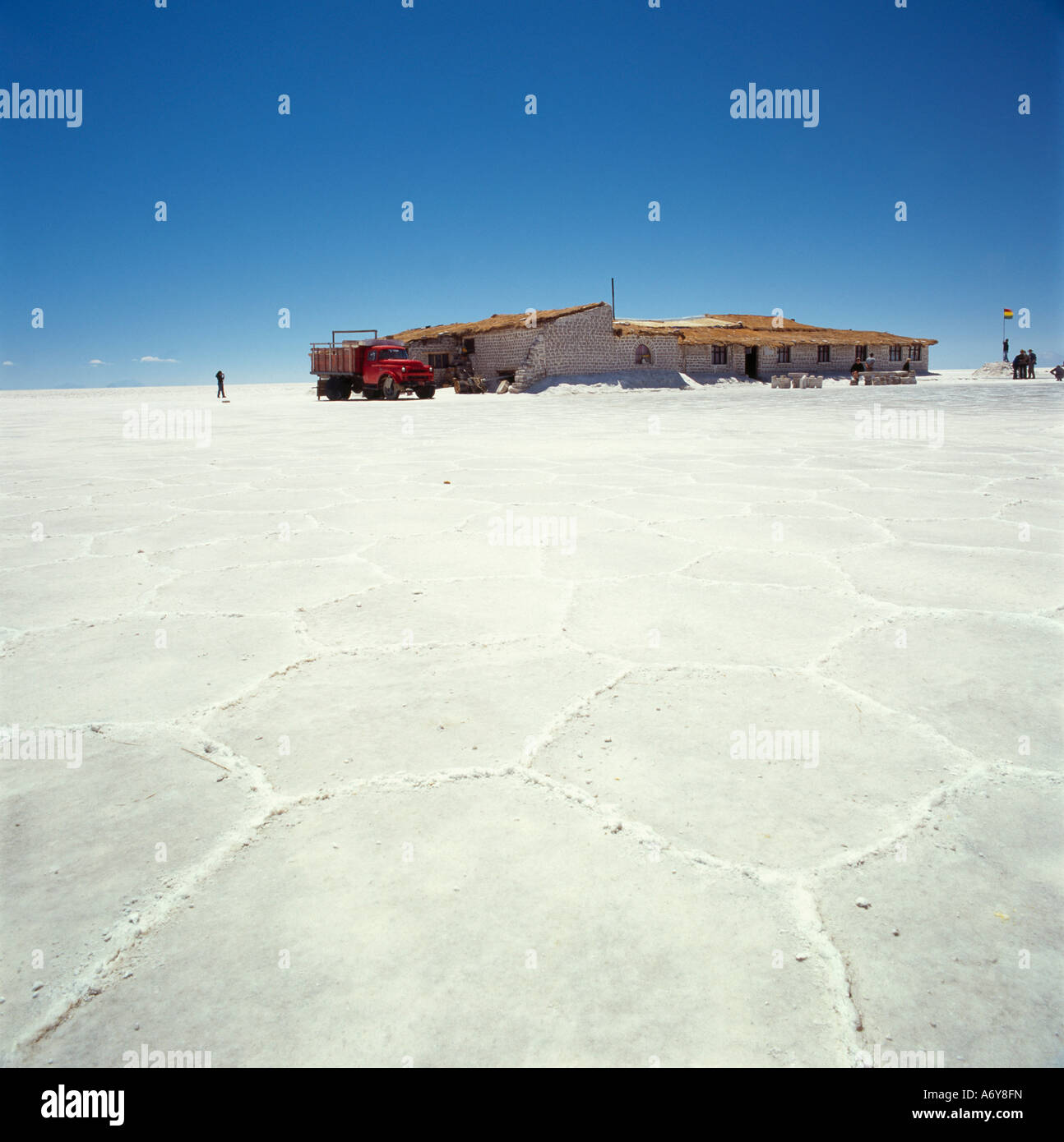 LKW parkte neben Hotel de Salar auf Salz flach Salar de Uyuni Bolivien Stockfoto