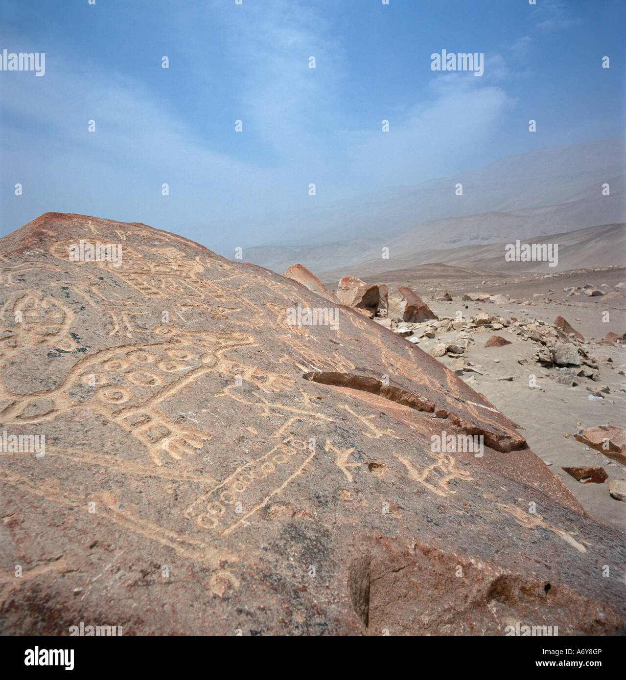 Schnitzereien auf Felsen in kargen Landschaft in der Nähe von Peru Stockfoto