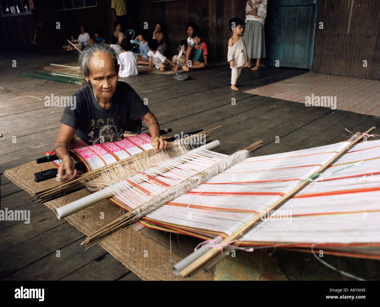 IBAN Frau weben Pua Kumbu in komplexe traditionelle Muster und Reated auf alten Headhunting Rituale Katibas Fluss Sarawak Ma Stockfoto