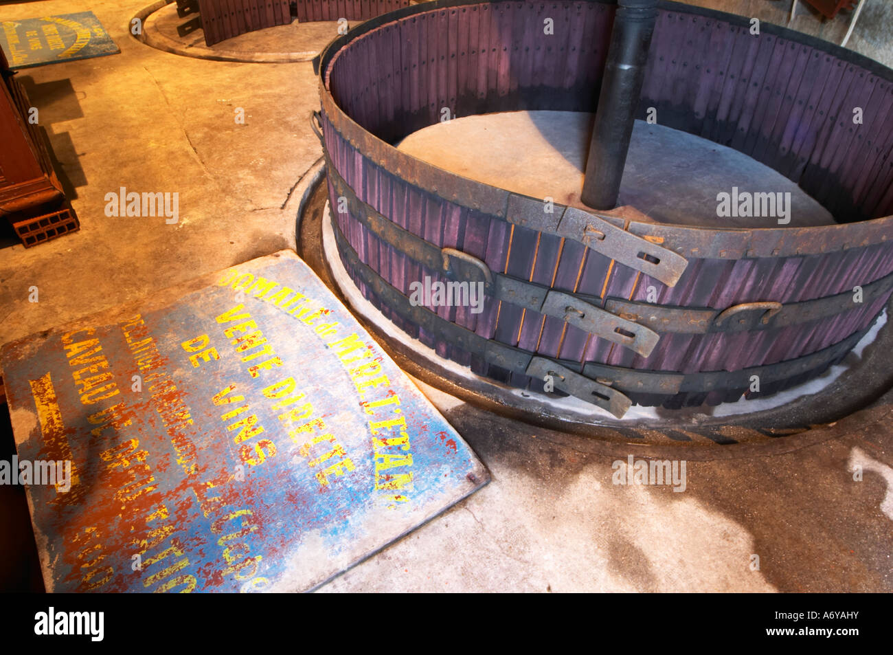 Schloss Sumpf l ' Etang. La Clape. Languedoc. Weinpresse. Eine alte vertikale Korb Presse. Frankreich. Europa. Stockfoto