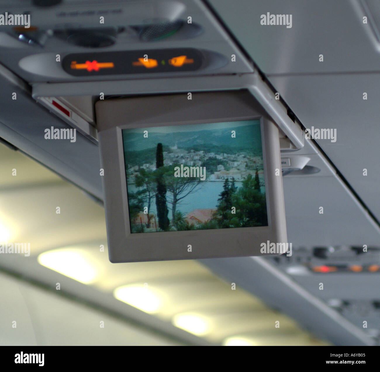 TV-Bildschirm auf kroatische Airlines Airbus A320-Flugzeuge über Kroatien  Stockfotografie - Alamy