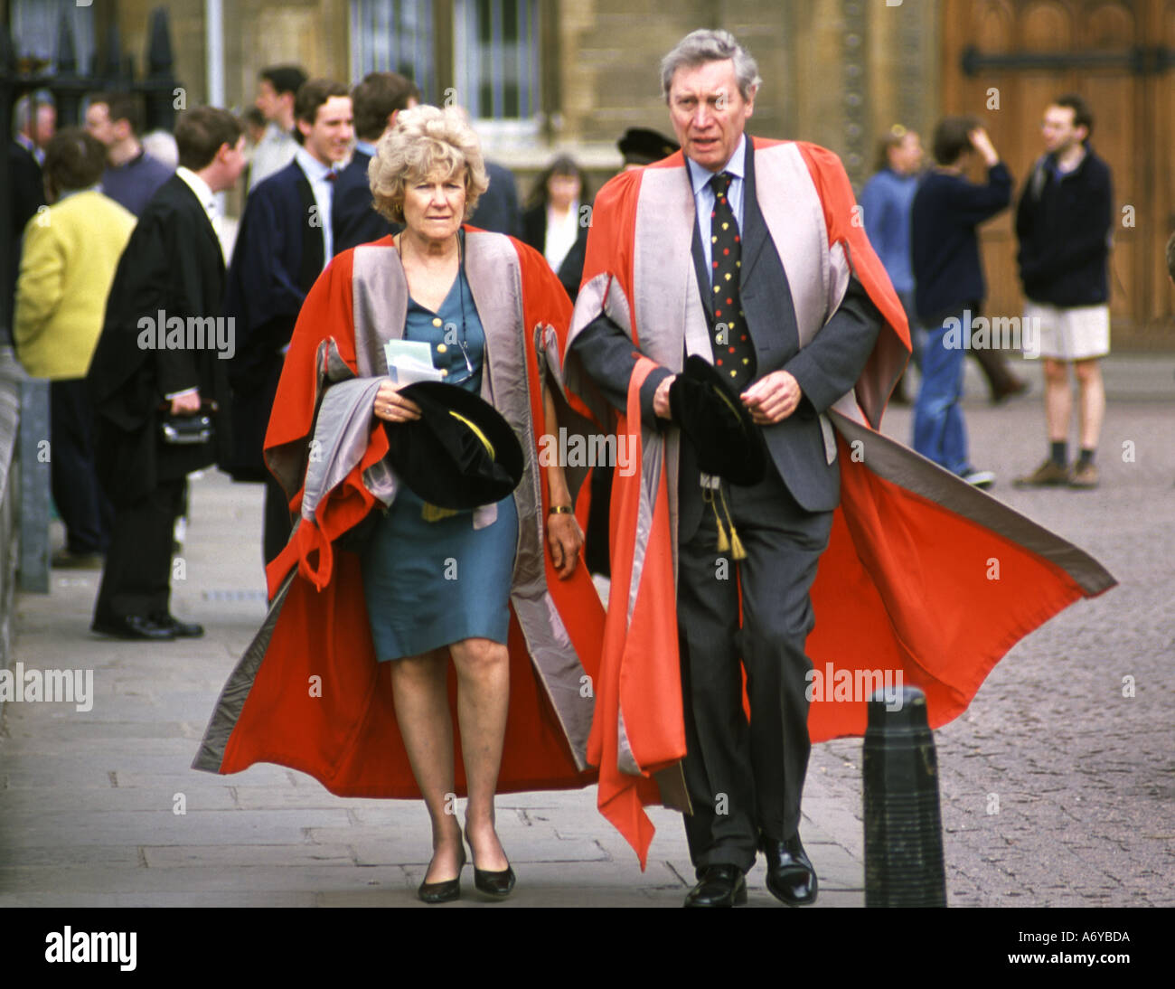 Mitglieder der Universität auf ihrem Weg zum Senat Haus Cambridge für die Ehrendoktorwürde-Zeremonie Stockfoto