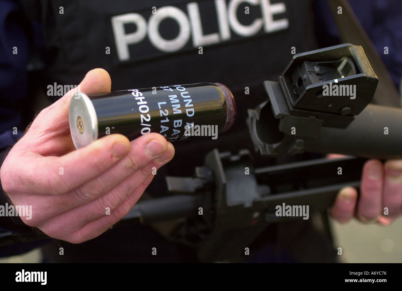 EINE UK-POLIZIST MIT EINEM SCHLAGSTOCK-GEWEHR Stockfoto