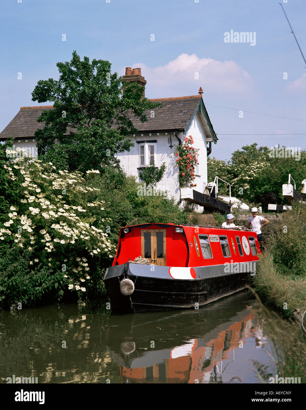 Schmalen Sie Boot und sperren Sie Aylesbury Arm des Grand Union Canal Buckinghamshire England Vereinigtes Königreich Europas Stockfoto