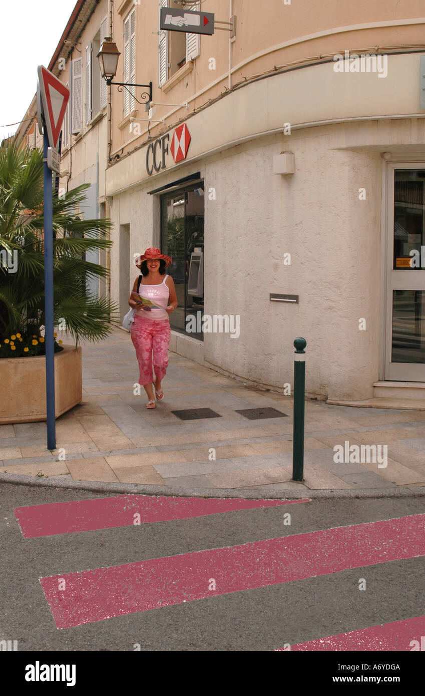 Ein Mädchen in rosa gekleidet Ansätze ein rosa Überfahrt, in Saint Tropez, Südfrankreich Stockfoto